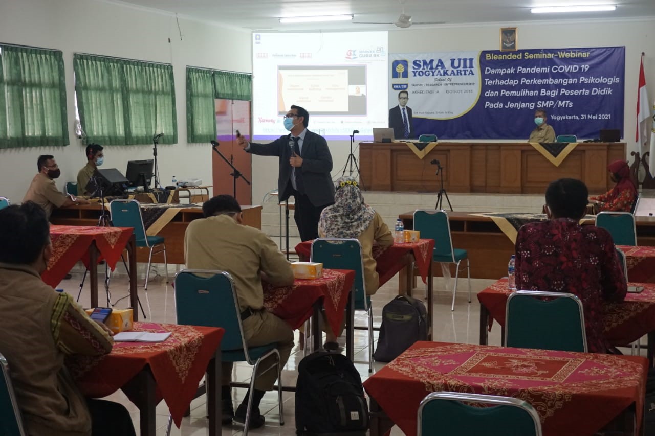 Blended seminar –Webinar SMA UII Yogyakarta