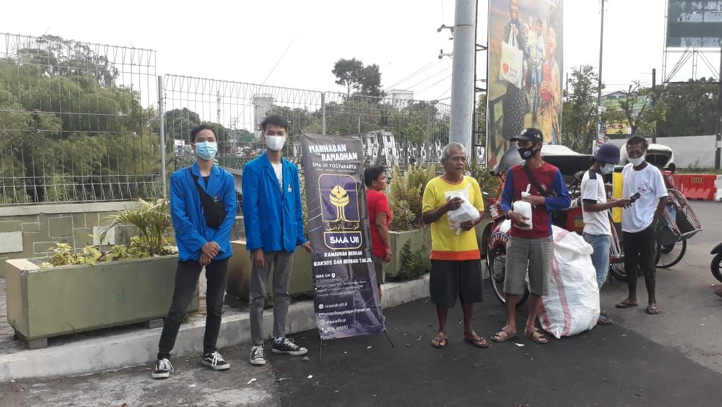 BAKTI SOSIAL SISWA-SISWI SMA UII YOGYAKARTA KEPADA MASYARAKAT DI MASA PANDEMI DI BULAN RAMAHDAN